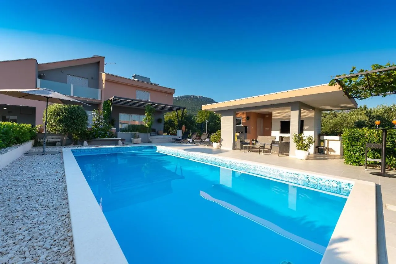 Villa Toni With 5 Bedrooms And Heated Pool Kastela