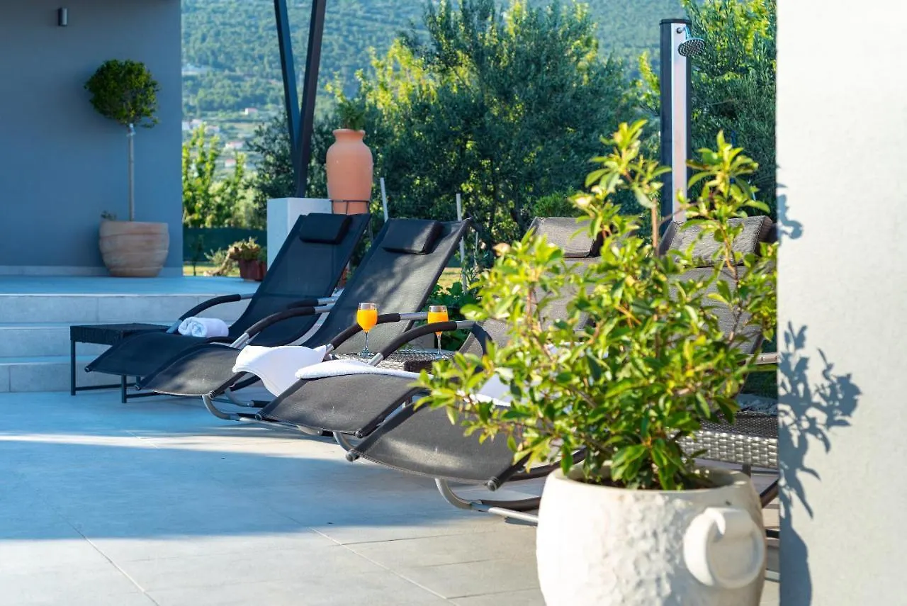 Villa Toni With 5 Bedrooms And Heated Pool Kastela