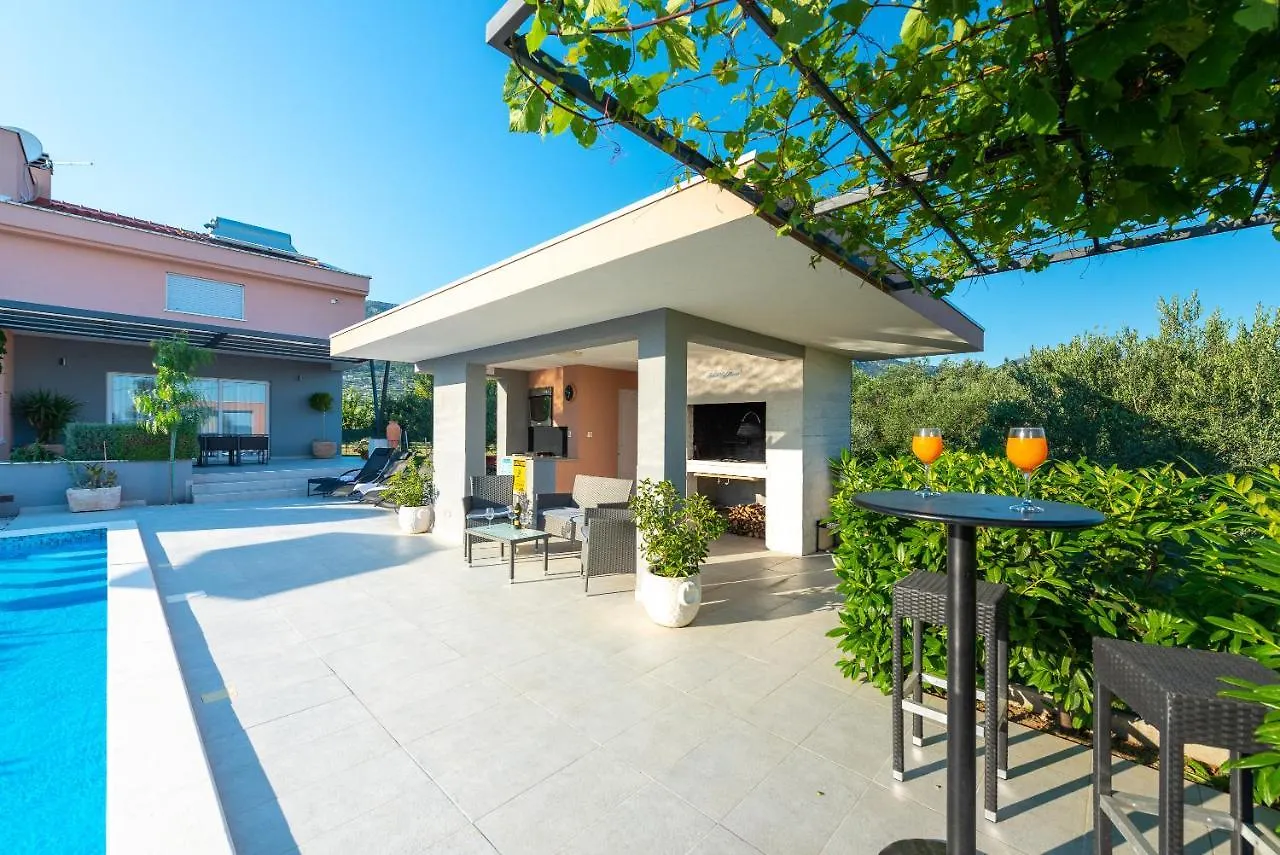 Villa Toni With 5 Bedrooms And Heated Pool Kastela