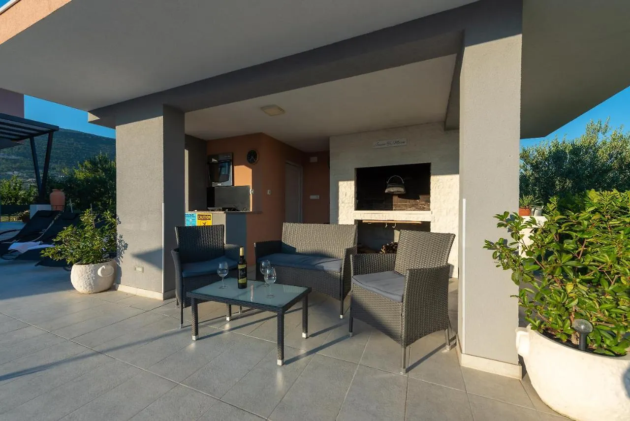 Villa Toni With 5 Bedrooms And Heated Pool Kastela 0*,