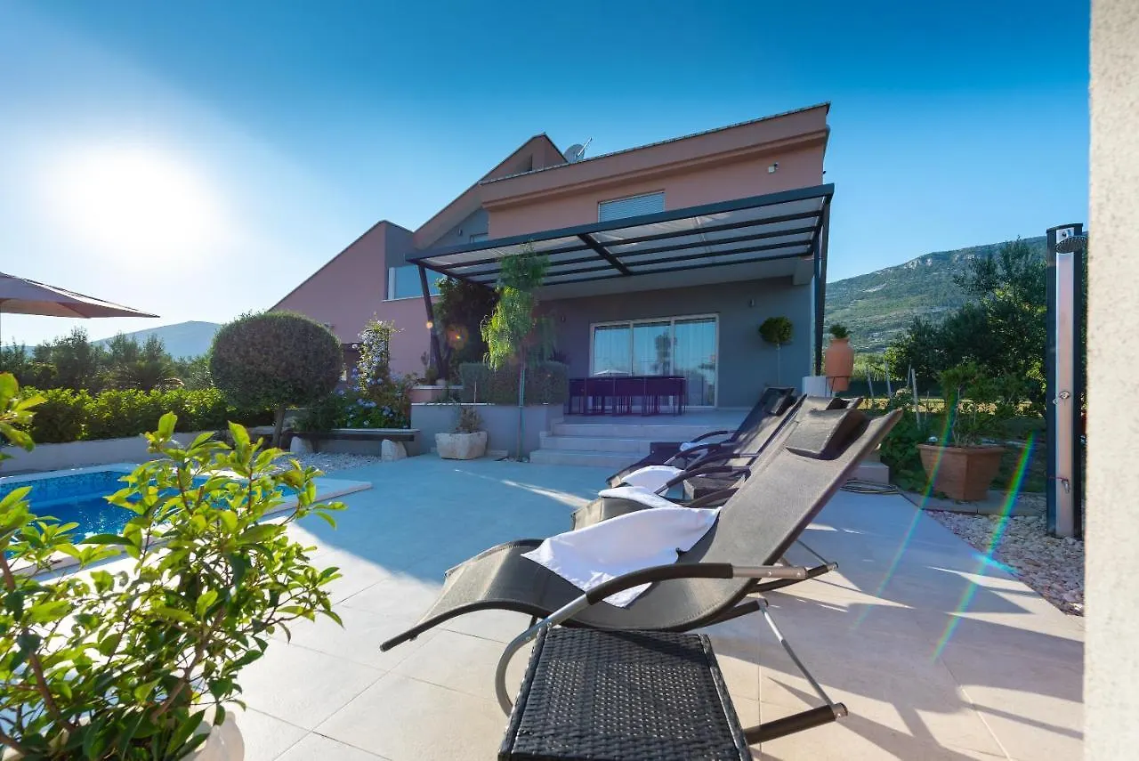 Villa Toni With 5 Bedrooms And Heated Pool Kastela