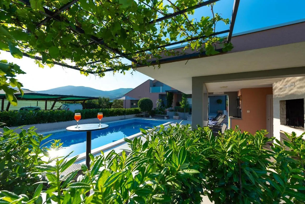 Villa Toni With 5 Bedrooms And Heated Pool Kaštela