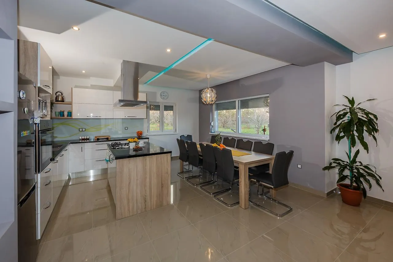 Villa Toni With 5 Bedrooms And Heated Pool Kastela