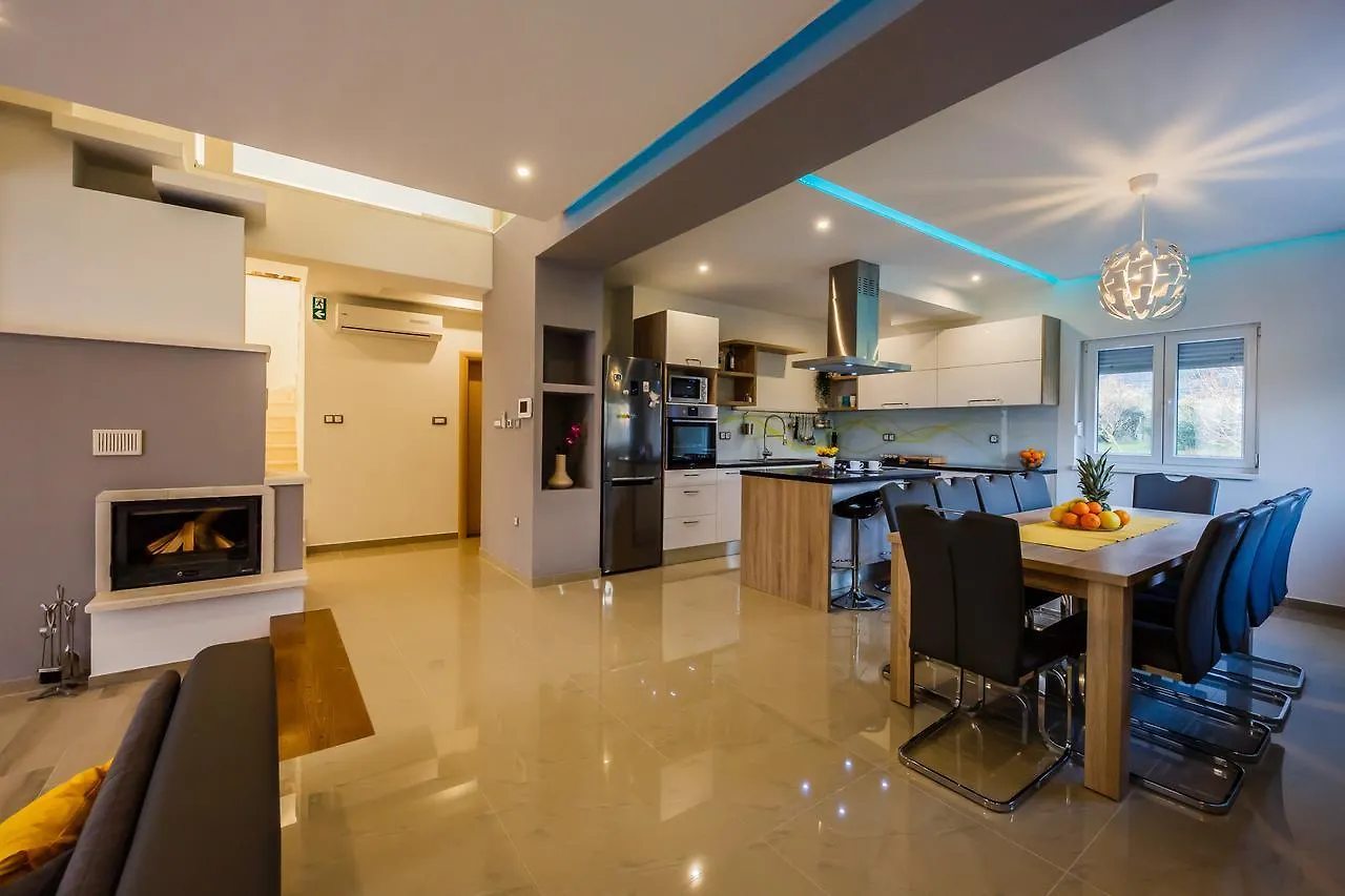 Villa Toni With 5 Bedrooms And Heated Pool Kastela