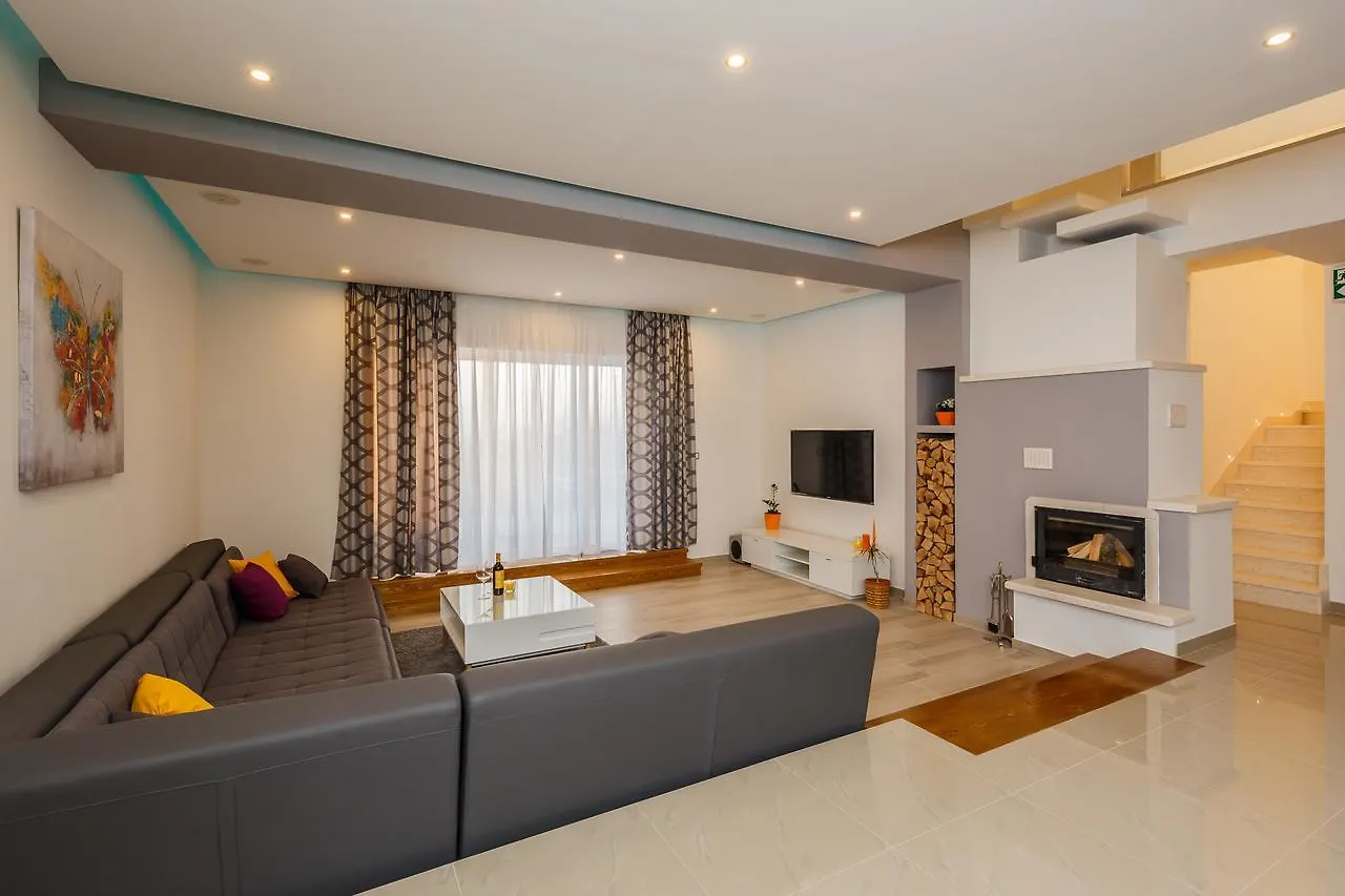 Villa Toni With 5 Bedrooms And Heated Pool Kastela