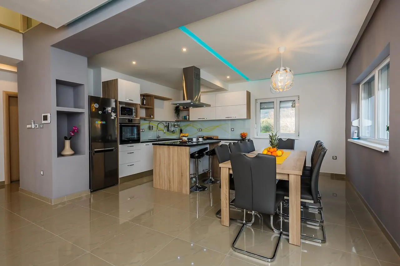 Villa Toni With 5 Bedrooms And Heated Pool Kastela