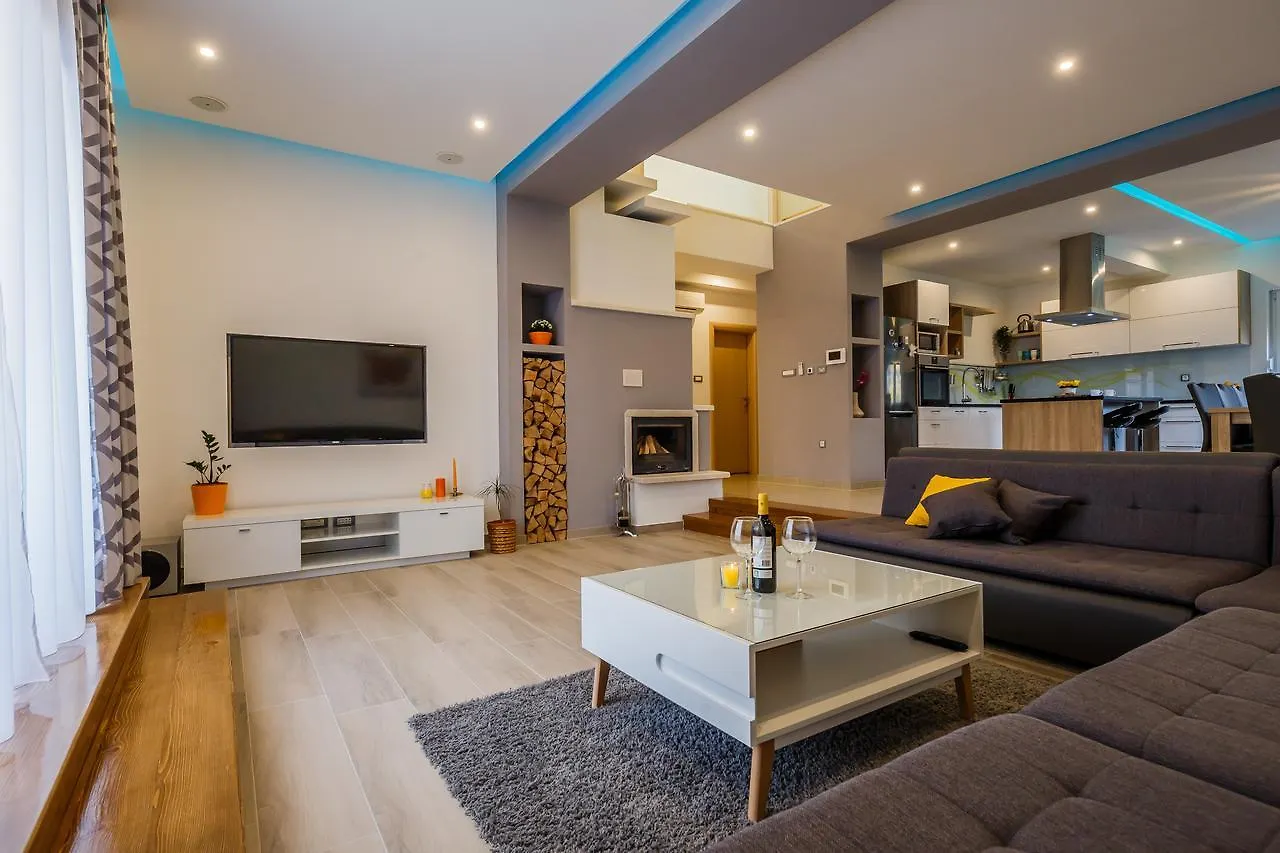 Villa Toni With 5 Bedrooms And Heated Pool Kastela