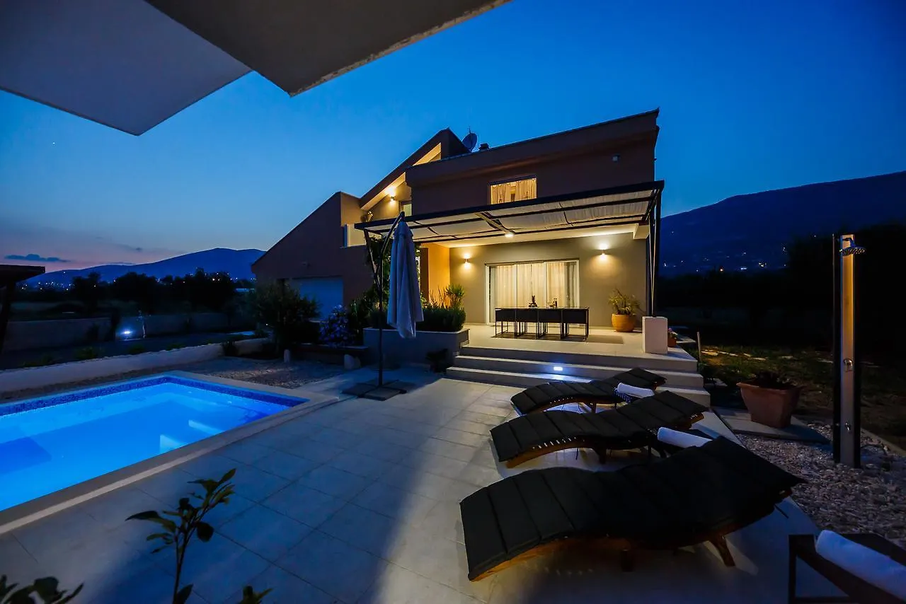 Villa Toni With 5 Bedrooms And Heated Pool Kastela
